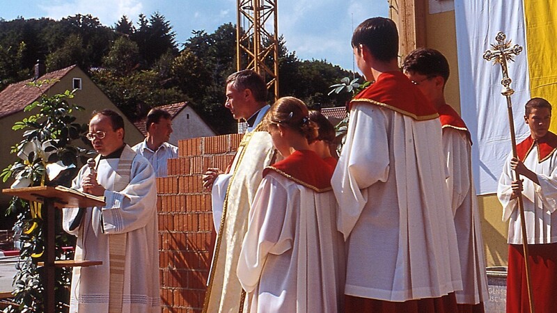 Die Grundsteinlegung war am 31. Juli 1996. Zu sehen sind Pfarrer Reinhold Wimmer (links) und Generalvikar Dr. Wilhelm Gegenfurtner.