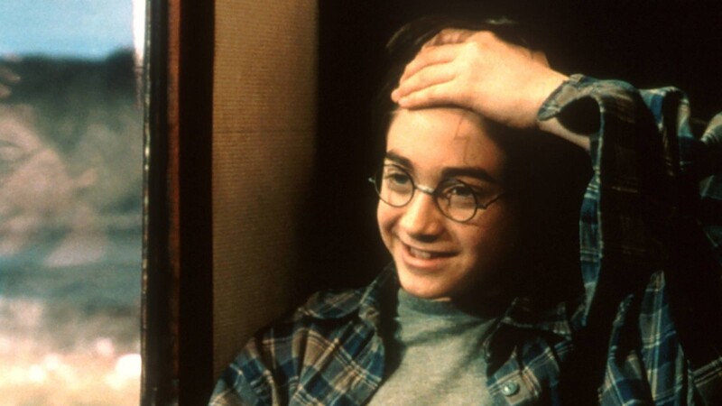 Im ersten Teil "Harry Potter und der Stein der Weisen" zeigt Harry, gespielt von Daniel Radcliffe, im Hogwarts-Express seine Narbe auf der Stirn.