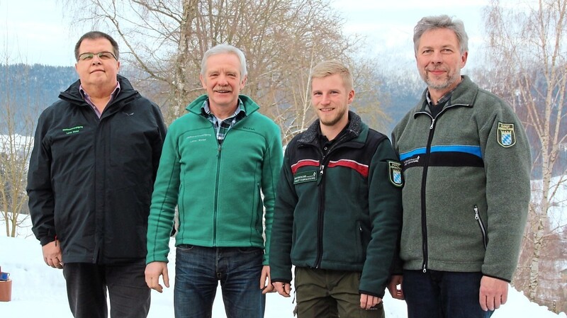 Auf dem Koppenhof hießen der WBV-Vorsitzende Wolfgang Koller, Dr. Arthur Bauer, Bereichsleiter Forsten beim AELF, und WBV-Geschäftsführer Josef Schmid den neuen Revierleiter für den Lamer Winkel, Förster Martin Hupf, willkommen.