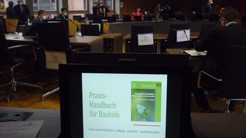 Das Praxishandbuch für Bauhöfe wurde in der Sitzung vorgestellt.