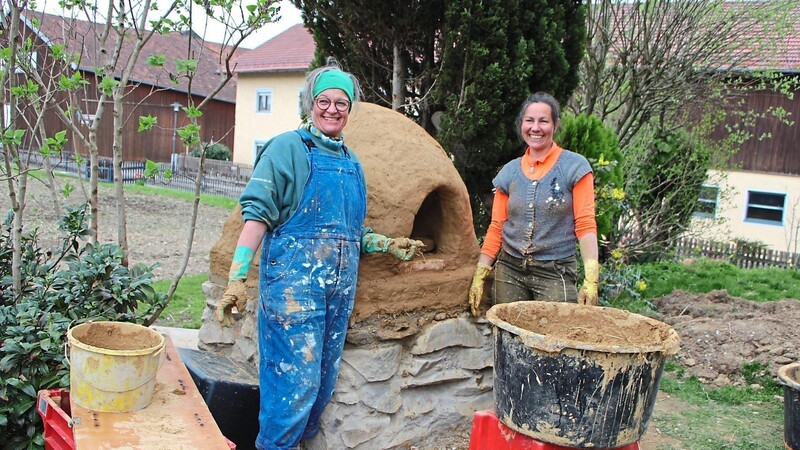 Das Ergebnis von zwei Tagen Arbeit: Freudestrahlend präsentieren die Freundinnen Gabi Weiß (l.) aus Zandt und Doris Wiesmüller aus Haibach den entstandenen Lehmofen.