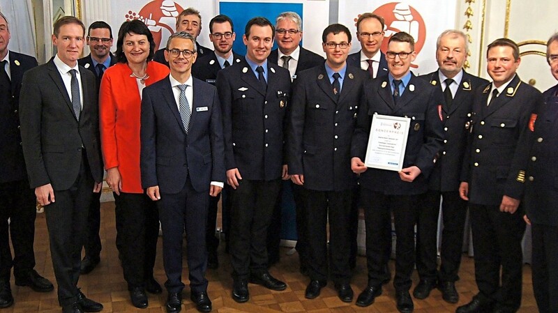 Die Abordnung der Feuerwehren Schmatzhausen-Egg, Hohenthann und Petersglaim nahm den Sonderpreis des Ostbayerischen Feuerwehrpreises entgegen.