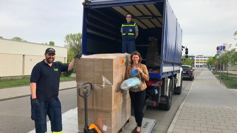 Landrätin Tanja Schweiger nahm am Freitag, 24. April, die "Starterpakete" in Empfang. Das Technische Hilfswerk hatte sie an das Landratsamt Regensburg geliefert.