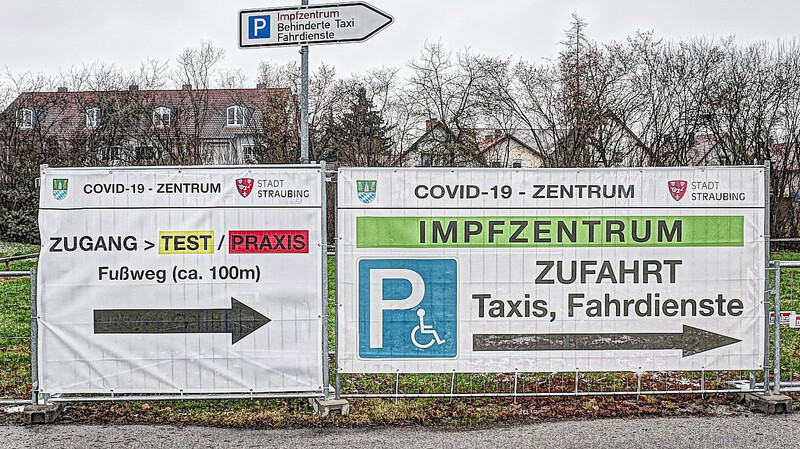 Das Impfzentrum in Straubing ist sehr gut ausgeschildert, aber mit Impfstoff unterversorgt.