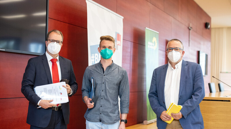 Markus Rinderspacher von der SPD (l.), Florian Siekmann von den Grünen (M.) und Helmut Kaltenhauser von der FDP stellen ihren Fragenkatalog vor.