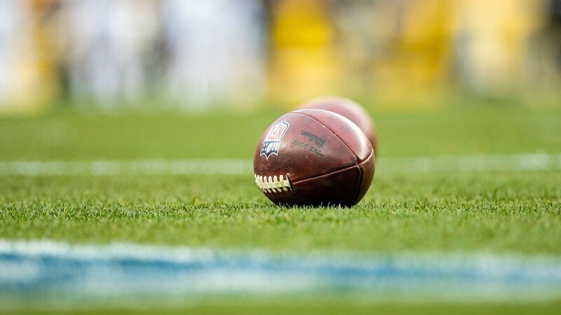 Ein Football liegt auf dem Feld im Heinz Field, dem Stadion der Pittsburgh Steelers. In diesem Jahr kommt die NFL nach Deutschland.