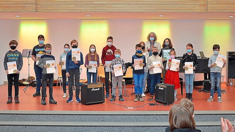Nach ihrem Auftritt erhielten mehrere der Musiker eine Urkunde des Bayerischen Sing- und Musikschulverbandes.