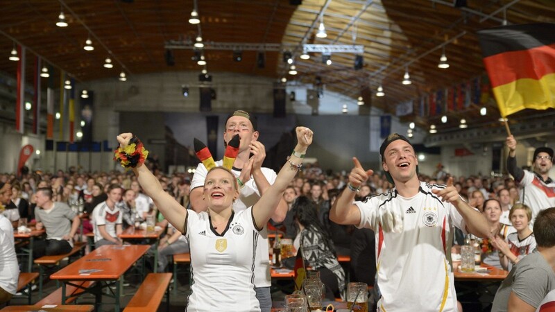Die Fußballfans haben am Sonntagabend das erste Deutschland-Spiel der EM in der Messehalle in vollen Zügen genossen.