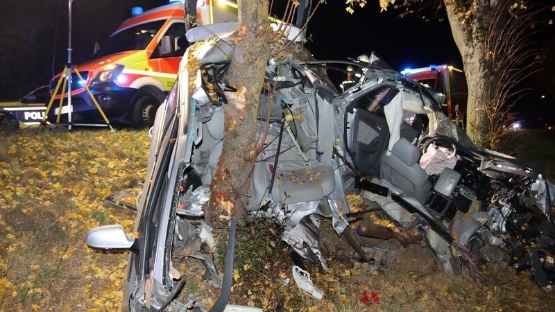 Bei einem Unfall auf der B8 bei Stephansposching wurde das Auto zerfetzt. Der Autofahrer erlitt leichte Verletzungen.