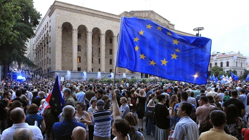 Eine Demonstrantin schwenkt eine EU-Fahne während einer Demonstration vor dem Parlamentsgebäude in Tiflis: Georgien hatte gehofft, EU-Beitrittskandidat zu werden. Der Wunsch blieb unerfüllt. In seinem Land sei die Enttäuschung nun sehr zu spüren, sagt der Vizepremier Levan Davitashvili.