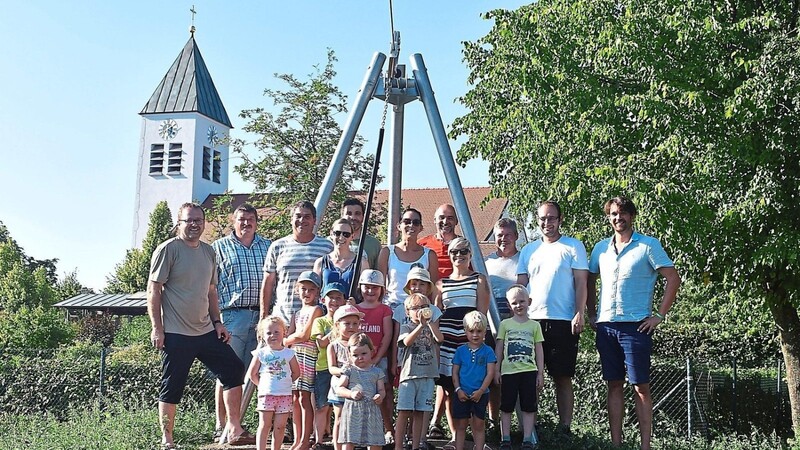 Beucherlinger Familien mit Kindern und dem Zeller Bauhofteam. Die Bürgermeister Schwarzfischer und Kerscher bedankten sich für die Umsetzung.