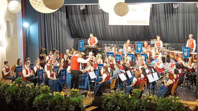 Rund 50 Musikanten spielen beim diesjährigen Frühjahrskonzert in der Rodinger Stadthalle auf.
