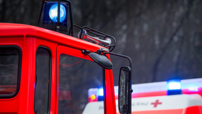 Feuerwehreinsatz am Freitagmittag in einem Mehrfamilienhaus in Simbach (Kreis Dingolfing-Landau). Einer der Bewohner zog sich dabei leichte Verletzungen zu. (Symbolbild)