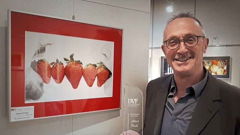 Erster Platz in der Sparte Food in der Autorenwertung: Albert Pinkl vor seinem in Völklingen ausgestellten Bild.