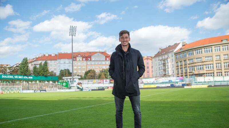 Die Heimspielstätte mitten im Viertel: Till Schumacher spielt seit Sommer 2018 für Bohemians Prag. Derzeit ist er der einzige Deutsche in Tschechiens erster Liga.