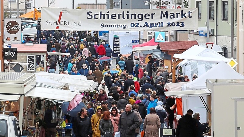 Der Besucherstrom am Frühjahrsmarkt setzte trotz schlechtem Wetters phasenweise ein.