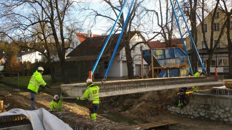 Im Zeitplan liegen die Brückenbauarbeiten - fünf Brückenteile sind diese Woche mit einem Kran Stück für Stück aufgelegt worden.