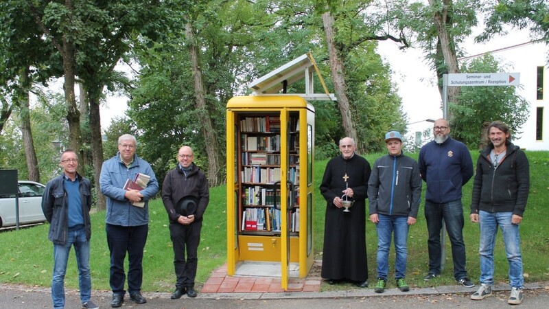 Kein Handy-Unterstellhäuschen sondern eine kleine Bücherei beinhaltet die alte Telefonzelle.
