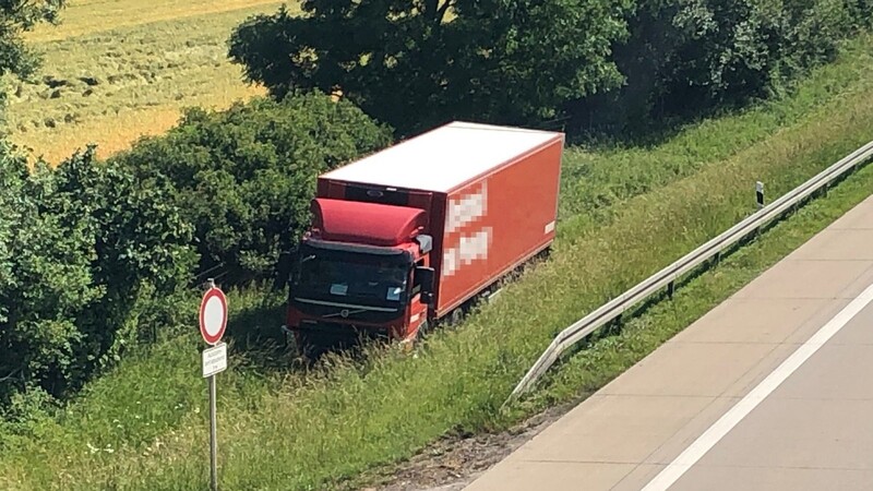 Einen Pannen-Lkw steht am Dienstagvormittag auf einem Grünstreifen neben der Autobahn A92 auf Höhe der Anschlussstelle Wörth an der Isar.