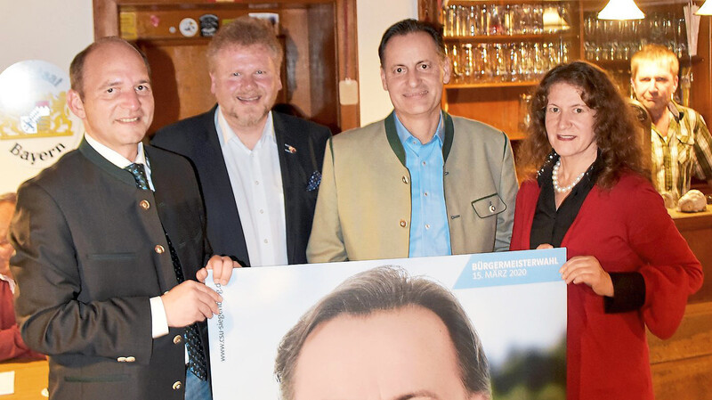 Ortsvorsitzender Helmut Meichelböck zusammen mit Bürgermeister Siegfried Lösch, Bürgermeisterkandidaten Gottfried Bauer und stellvertretender Ortsvorsitzender Anita Mayer (v.l.).