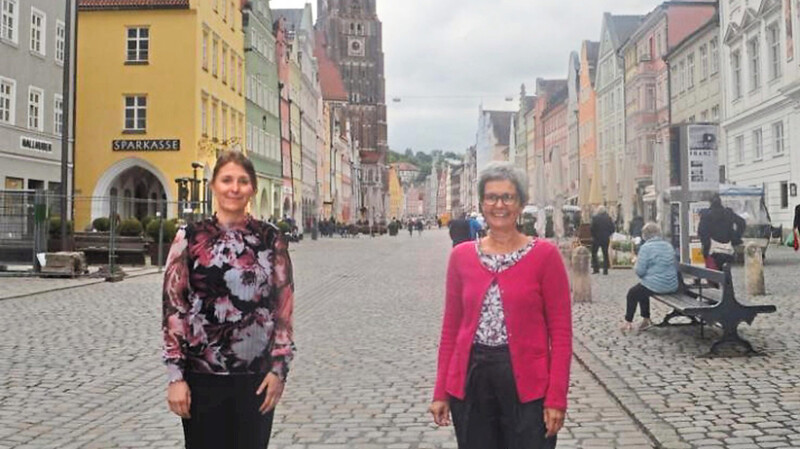 Cornelia Stiegler (links) und Mechthild Wagner beraten Menschen mit Hörbehinderungen in Niederbayern.