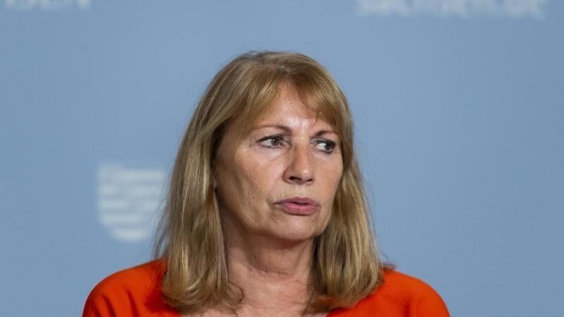 Die sächsische Gesundheitsministerin Petra Köpping (SPD) muss sich mit einem Fackel-Mob auseinandersetzen.