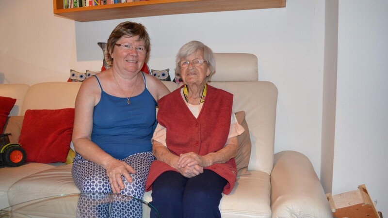Zu Hause sorgt Anna Frank für ihre 96-jährige Schwiegermutter Anneliese Frank, die bei ihr lebt.