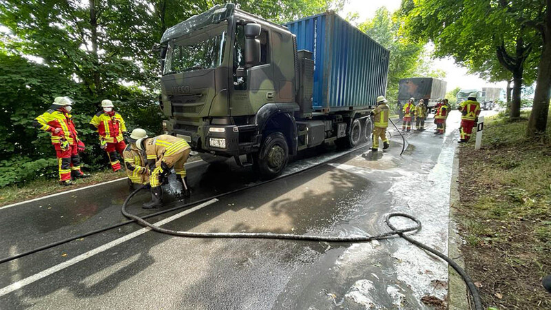Einsatzkräfte von vier Feuerwehren waren am Unfallort auf der Bundesstraße 22 bei Rhanwalting zusammengekommen, um die glühenden Bremsen abzukühlen und den Verkehr zu regeln.