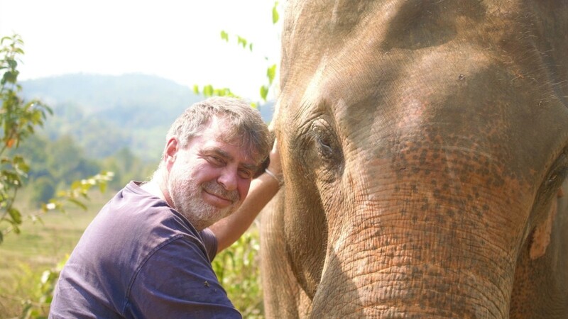 Bodo Förster hat keine Berührungsängste bei seinen Elefanten - derzeit hat er 13 Tiere.