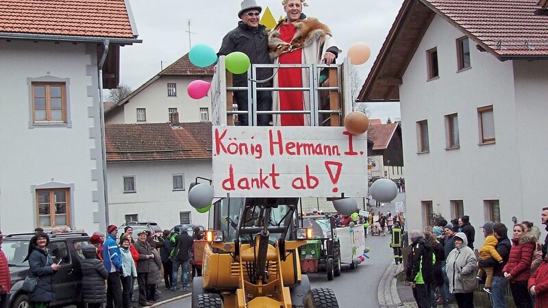 Am Dorfplatz kletterte Bürgermeister Hermann Brandl unter dem Beifall des Publikums spontan in die Kabine.