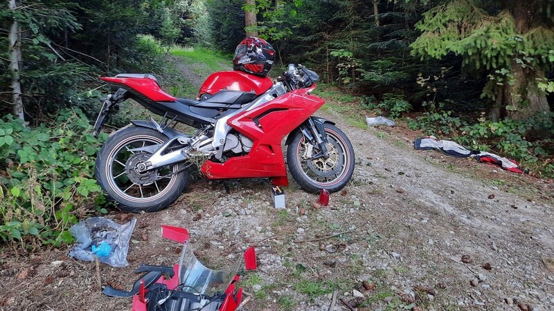 Ein 17-jähriger Motorradfahrer stürzte am Sonntag bei Bad Griesbach und verletzte sich schwer.