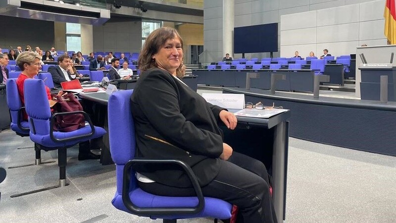 Als Parlamentarische Geschäftsführerin kümmert sich Marianne Schieder, hier bei der Fraktionssitzung im Reichstag, darum, dass alles glatt läuft.