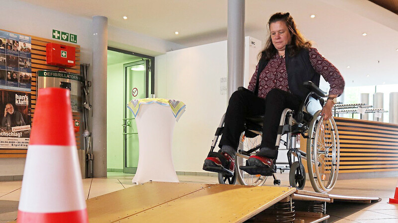 Die Ergoldinger Seniorenbeauftragte Gabriele Gaudlitz stellte im Parcous fest, wie schwer Steigungen mit einem Rollstuhl zu überwinden sind.  Foto: fp
