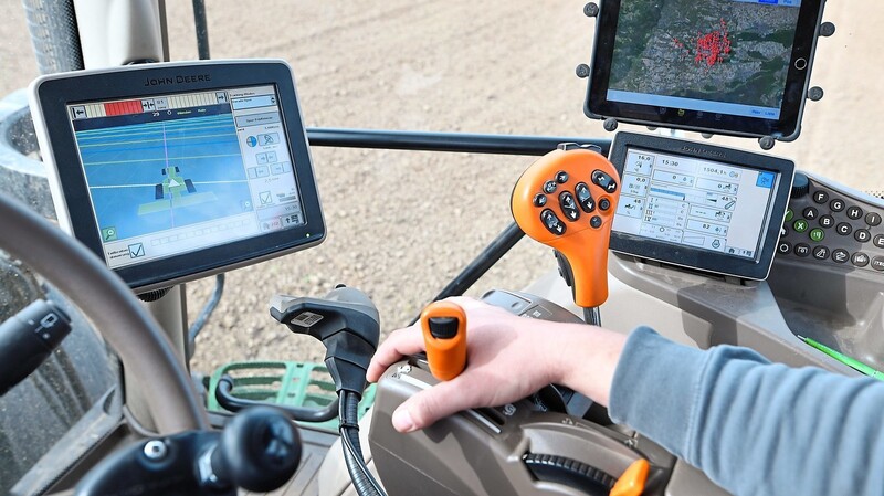 Viele Traktoren werden mit höchst präziser digitaler Technologie automatisch gelenkt.