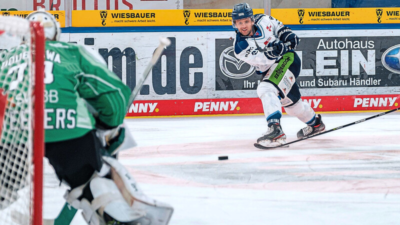 Straubings Yannik Valenti nimmt Leon Doubrawa im Steelers Tor unter Beschuss, doch das war oft nicht zwingend genug.