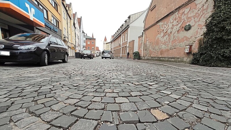 Die Tage des Kopfsteinpflasters in der Münchener Straße sind gezählt. Ab Montag werden die Steine entfernt und durch eine Asphaltschicht ersetzt. Dies geschieht unter Vollsperrung dieses Straßenabschnitts.