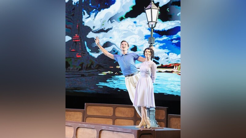 Fast wie im Kino mit großer Leinwand - nur tanzt diesmal "Ein Amerikaner in Paris" im Münchner Prinzregententheater über die Bühne. Im Licht der Straßenlaterne singen und swingen sich Lise (Mariana Hidemi) und Jerry (Tobias Joch) in den siebten Himmel.