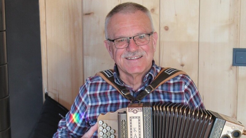 Für seine große Leidenschaft, die Musik, hat Altbürgermeister Heinrich Stenzel jetzt mehr Zeit. Hier bringt er auf der Steirischen ein Ständchen.