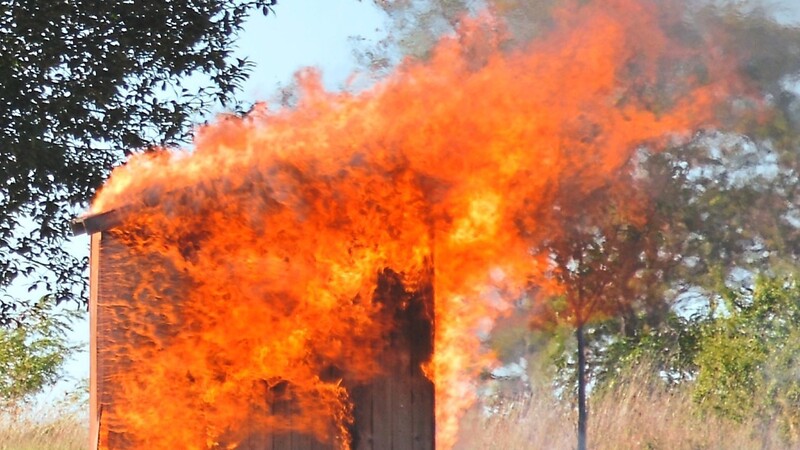 Zu Übungszwecken wurde eine alte Hütte in Brand gesetzt, die von den Mitgliedern der Jugendfeuerwehr gelöscht wurde