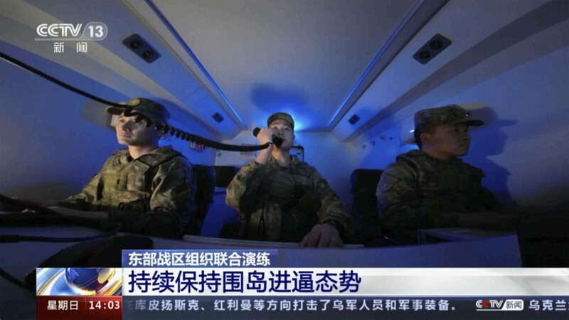 Dieses Videostandbild von Chinas Fernsehsender CCTV zeigt Soldaten an Bord eines Marineschiffs während einer Militärübung in der STraße von Taiwan.