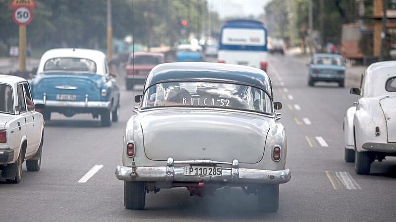 Wenn die Deutschen nach 2035 keine neuen E-Autos kaufen wollen oder können, könnte das Straßenbild von alten Verbrennern dominiert werden, so wie auf der Karibikinsel Kuba, befürchten Kritiker.