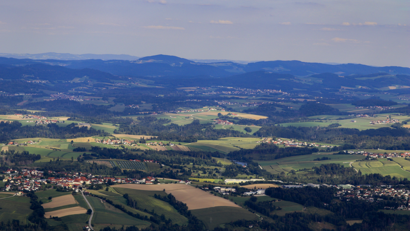 Ostbayern von oben. Die Mediengruppe Attenkofer will sich 2023 einem Jahresthema widmen - welches Thema das ist, darüber dürfen
