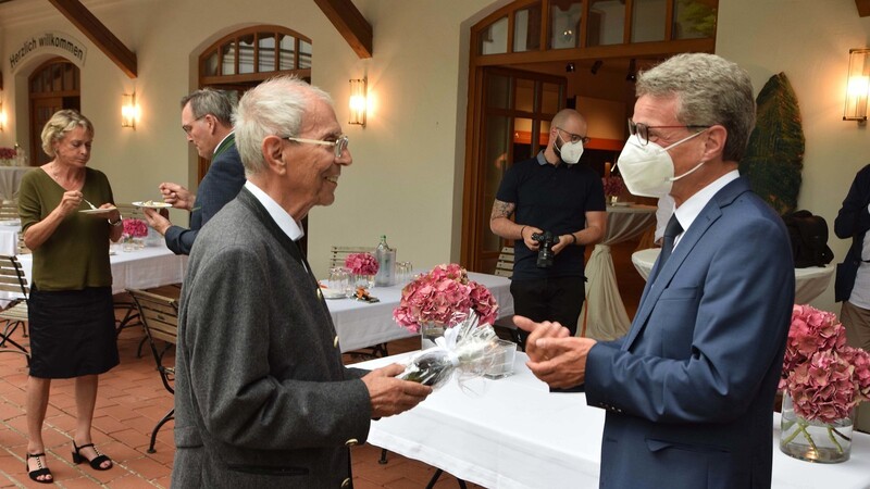 Wissenschafts- und Kunstminister Bernd Sibler (r.) gratulierte Heimatforscher Hans Schneider zu seinem 80. Geburtstag.