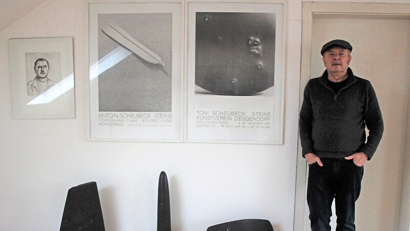 Das Plakat seiner ersten Ausstellung 1982 im Cordonhaus hat bei Toni Scheubeck einen Ehrenplatz.