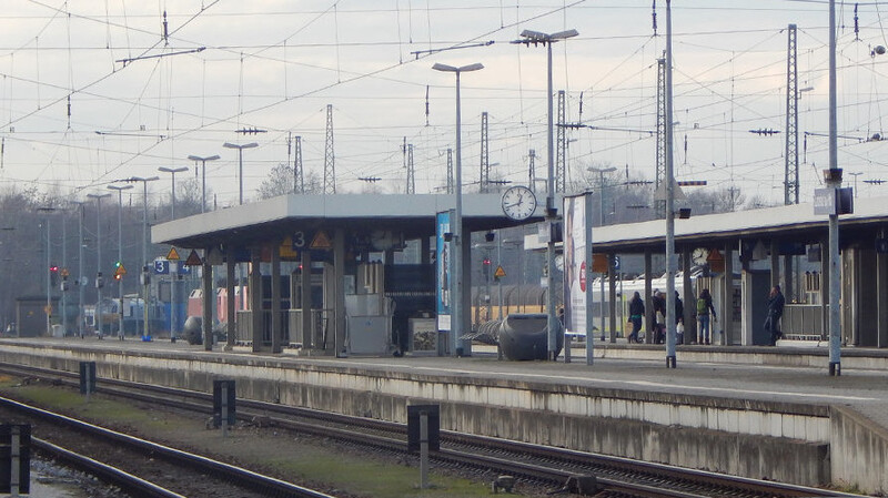 Nichts los am Landshuter Hauptbahnhof: Die seit Jahren angekündigten Arbeiten zum barrierefreien Umbau lassen weiter auf sich warten und werden nicht vor dem Jahr 2018 abgeschlossen sein. (Foto: jv)