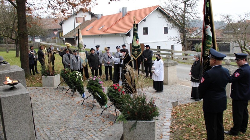 Pfarrer Merl segnete die Gedenkstätte und die Kränze, die dort anschließend niedergelegt wurden.