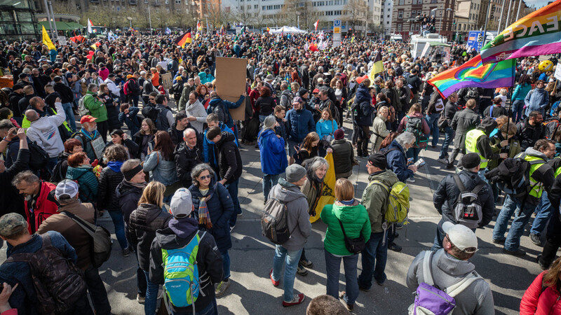 15.000 Demonstranten versammeln sich am Karsamstag bei einer genehmigten "Querdenker"-Kundgebung in Stuttgart.