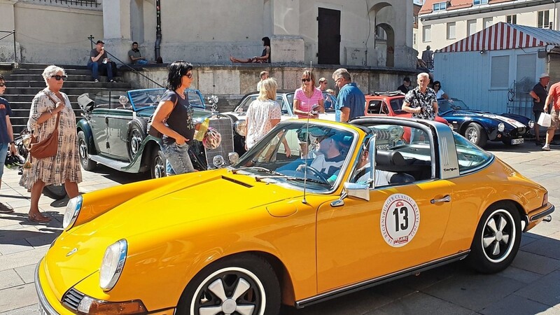 So gelb wie die Sonne am Sonntag strahlte das Fahrzeug dieser Teilnehmer an der Classic Rallye Regensburg. Am Neupfarrplatz fuhren die 130 Oldtimer-Lenker nachmittags nacheinander ein.