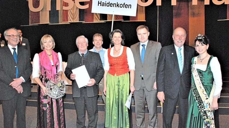 Ein großer Moment: 2011 nahm Eva Gerl (zweite von links) in Berlin die Goldmedaille des Wettbewerbs "Unser Dorf hat Zukunft" entgegen.