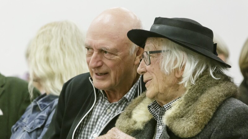 Über vier Jahrzehnte hielt Percy Adlon (im Bild links mit Fritz Koenig) Leben und Werk des Landshuter Bildhauers in Filmen fest.